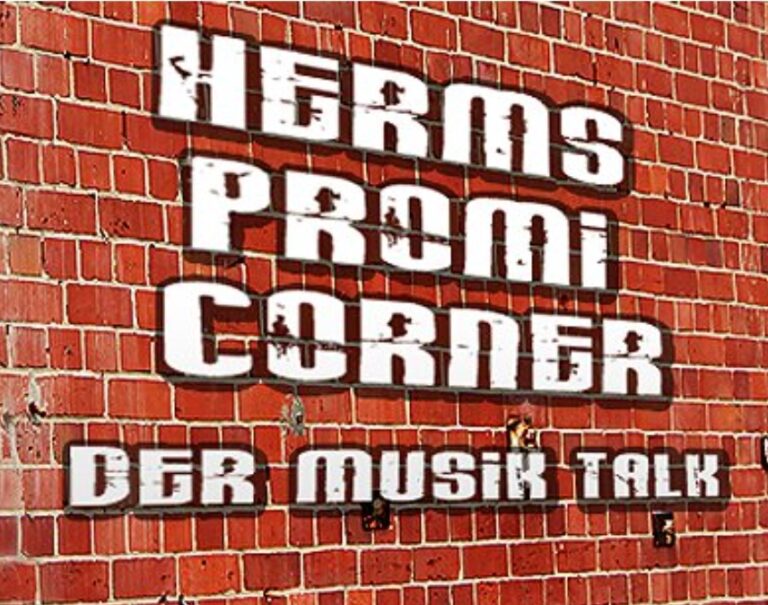 Der MUSIKTALK – HERMS PROMI CORNER Meist Backstage vor oder nach dem Konzert, mal in der Kneipe oder Biergarten, mal zu Hause, mal am Hafen, mal am Telefon oder wo immer es passt.