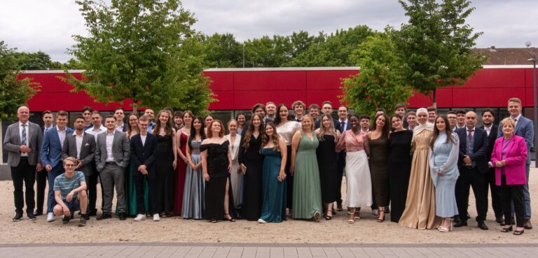 Mit Kompetenz in Technik zum Abitur! 45 Abiturientinnen und Abiturienten der Hanauer Ludwig-Geißler-Schule (LGS) feierlich geehrt!