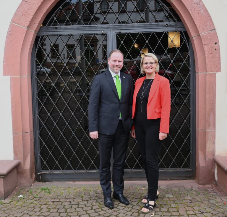 Antrittsbesuch in der Kreisstadt Gelnhausen Leiterin der Polizeidirektion Main-Kinzig und Gelnhäuser Bürgermeister sprechen über Sicherheitslage