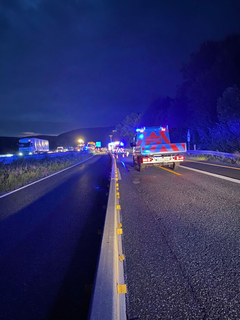 Feuerwehr Gelnhausen-West bei LKW-Unfall auf A66 im Einsatz
