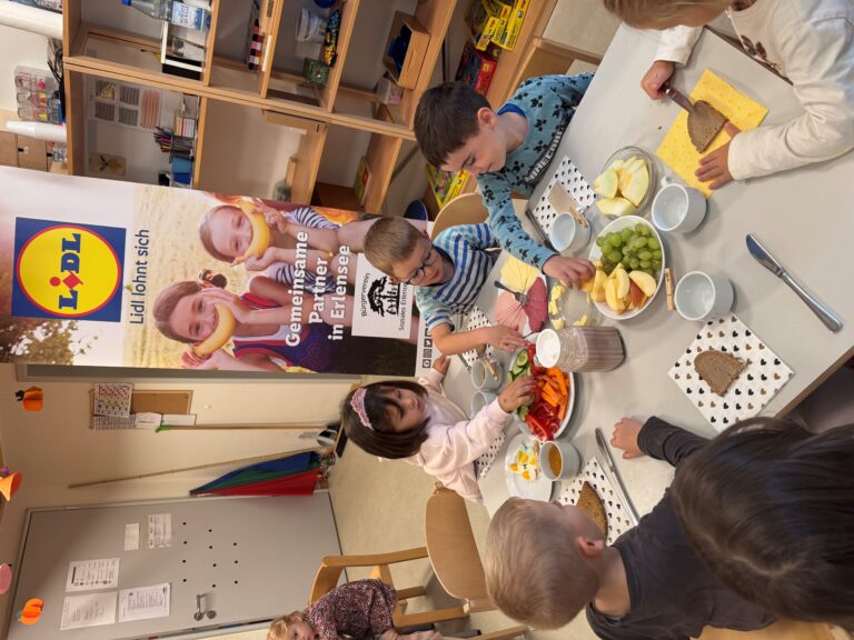 Gemeinsames Frühstück in der KiTa Kita Nelly Sachs Dank einer großzügigen Spende im Rahmen eines Sponsorenvertrags mit Lidl und dem Bürgerverein Soziales Erlensee e. V. konnte die KiTa Nelly Sachs ein gesundes Frühstück für alle Kinder organisieren. Die Spende von Lidl ermöglichte es, ein leckeres und nahrhaftes Buffet auf die Beine zu stellen, das großen Anklang bei den Kindern fand.