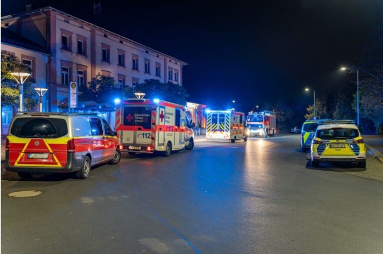 Die Feuerwehr Langenselbold wurde am Freitagabend gegen 20:20 Uhr zusammen mit dem Rettungsdienst zu einem Unfall mit Personenschaden im Gleisbereich des Langenselbolder Bahnhofs alarmiert.