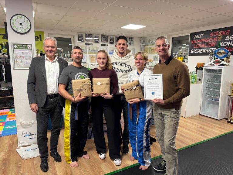 Bürgermeister Andreas Weiher gratulierte der Kickbox-Arena Wächtersbach zu deren herausragenden Erfolgen im Jahr 2024