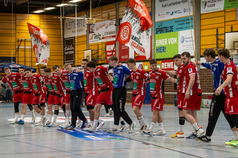 Weihnachtsspiel in der Hölle Süd: TV Gelnhausen empfängt Rodgau Nieder-Roden Das letzte Handballspiel des Jahres 2024 verspricht für den TV Gelnhausen ein echtes Highlight zu werden. Am Freitagabend um 20 Uhr empfängt der Tabellenzweite der 3. Handball-Liga Süd-West die HSG Rodgau Nieder-Roden in der Rudi-Lechleidner-Halle. Dieses Nachholspiel ist nicht nur der Abschluss der Hinrunde, sondern auch ein echter Derby-Knaller, der vor großer Kulisse ein Handballfest verspricht. Das Spiel wird präsentiert von der Systeex Brandschutzsysteme GmbH.