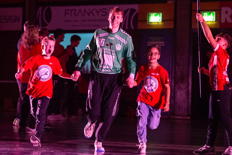 Coming home for Gelnhausen' – TVG freut sich auf großes Ehemaligen-Treffen Grammatisch nicht ganz sauber, aber gefühlt auf jeden Fall richtig. „Coming home for Gelnhausen“: Unter dieses Motto hat der TV Gelnhausen, in Anlehnung an den Weihnachtsklassiker „Coming home for Christmas“, eine wunderbare Idee ins Leben gerufen. Zum Weihnachtsspiel gegen die HSG Rodgau-Nieder-Roden (Freitag, 20 Uhr) hat der Handball-Drittligist alle Spieler und Spielerinnen der Jahrgänge 1995 bis 2004 in die Rudi-Lechleidner-Halle eingeladen und freut sich auf eine riesengroße Wiedersehensparty.