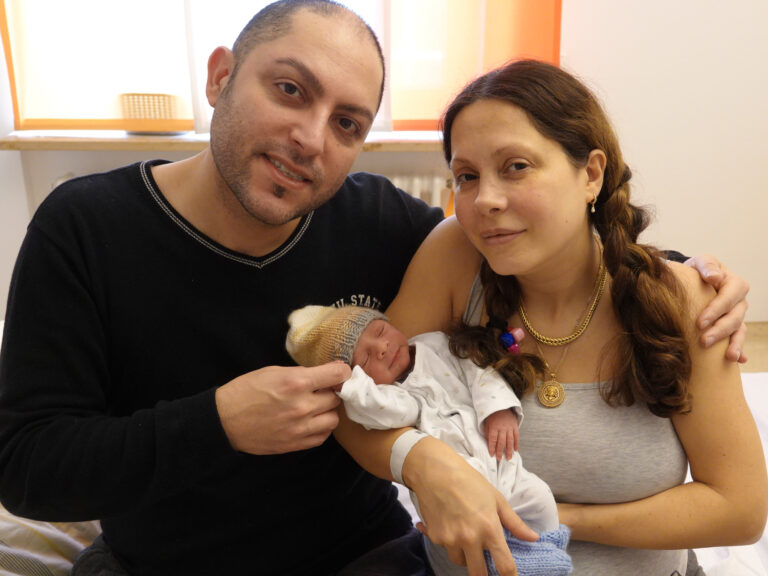 Das Jahr 2025 hatte gerade erst begonnen, als um 5:30 Uhr der kleine Mattia in den Main-Kinzig-Kliniken in Gelnhausen das Licht der Welt erblickte. Mit 46 Zentimetern und einem Gewicht von 2.400 Gramm ist er das diesjährige Neujahrsbaby der Gelnhäuser Geburtsklinik – und zugleich ein kleines Wunder. Sein errechneter Geburtstermin war eigentlich erst der 1. Februar. Dank der umfassenden Versorgung im Perinatalzentrum Level 2 der Main-Kinzig-Kliniken, das auf die Betreuung von Früh- und Neugeborenen spezialisiert ist, erfreut sich Mattia trotz seiner Frühgeburt bester Gesundheit.