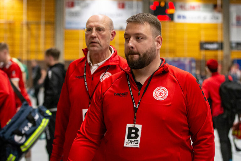 TV Gelnhausen: Das Geheimnis hinter dem aktuellen Höhenflug Mit einer beeindruckenden Bilanz von 27:3 Punkten beendet der TV Gelnhausen die Hinrunde in der 3. Handball-Liga Süd-West auf einem sensationellen zweiten Tabellenplatz. Die Erwartungen wurden weit übertroffen und der Verein begeistert Fans und Experten gleichermaßen. Hauptverantwortlich für den aktuellen Höhenflug sind Cheftrainer Matthias Geiger und Headcoach Sergej Budanow.