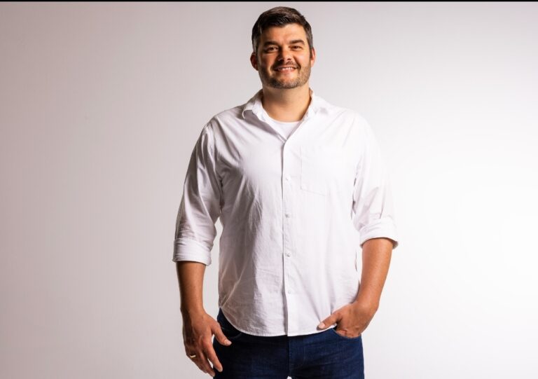 TVG-Manager Deinet: Strukturen aufbauen, um den nächsten Schritt zu gehen Der TV Gelnhausen entwickelt sich rasant auf und außerhalb des Feldes. Nach der Hinrunde rangiert der Handball-Drittligist sensationell auf dem zweiten Tabellenplatz. Sollten die Barbarossastädter diesen Rang auch am Saisonende innehaben, hätte man sich für die Aufstiegsrunde zur 2. Bundesliga qualifiziert. Doch wäre der TVG überhaupt schon bereit für den nächsten großen Schritt? Wir haben uns mit Manager Philip Deinet unterhalten. Der 41-Jährige ist vor wenigen Monaten beim TV Gelnhausen in die Hauptamtlichkeit gewechselt. Ein erster Fingerzeig, wohin die Reise beim ehemaligen Zweitligisten gehen soll.