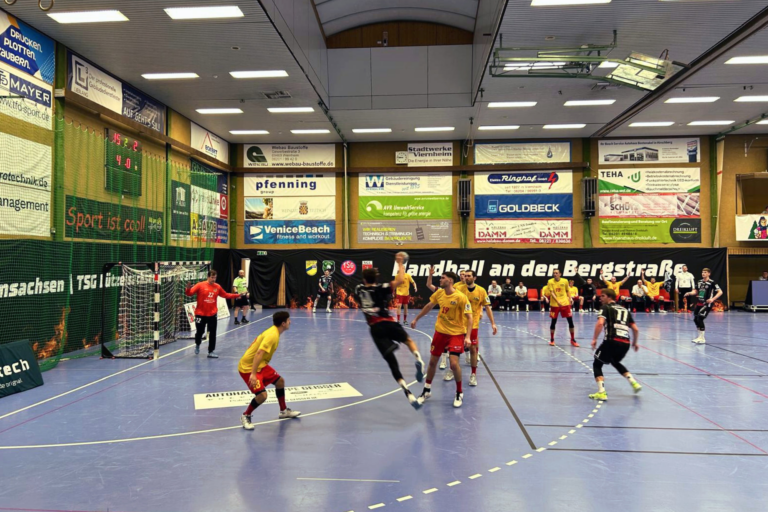 Überragender Alex Bechert führt TVG zum Sensationssieg in Leutershausen Der TV Gelnhausen hat sich mit einem fulminanten Auftritt zum Start der Rückrunde am 16. Spieltag der 3. Handball-Liga Süd-West zurückgemeldet. Bei der heimstarken Spielgemeinschaft Saase3 Leutershausen, die vor der Partie den vierten Tabellenplatz belegte, setzten sich die Barbarossastädter vor 420 Zuschauern in der Heinrich-Beck-Halle mit 28:19 (14:10) durch. Der TVG zeigte eine beeindruckende Mannschaftsleistung und bleibt mit nun 29:3 Punkten weiterhin auf dem zweiten Tabellenplatz.