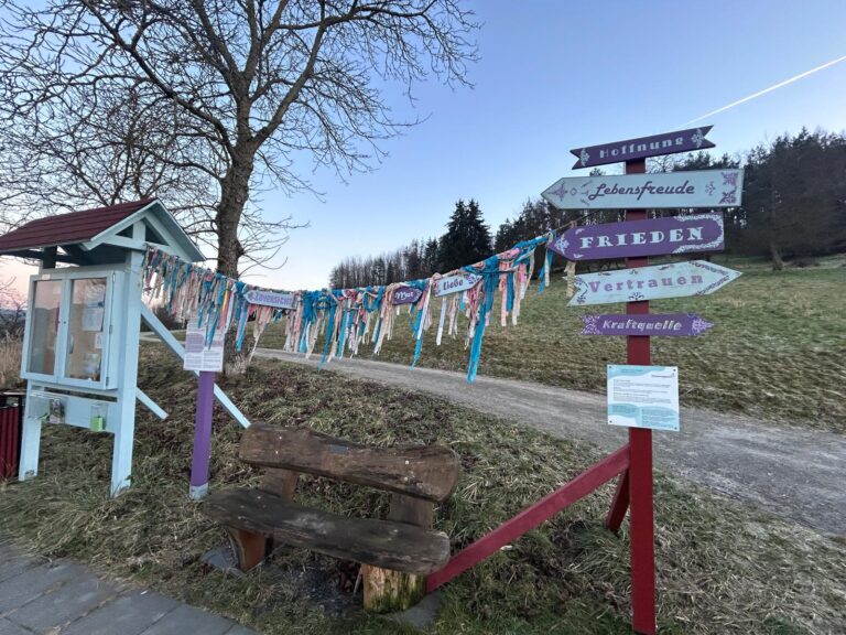 Gemeinsam politische Bildung gestalten: Willkommen in der Demokratiewerkstatt! Haben Sie Interesse, in lockerer Atmosphäre über aktuelle Themen der letzten Wochen zu sprechen? Liegen Ihnen politische oder gesellschaftliche Fragestellungen besonders am Herzen? Möchten Sie die Ansichten anderer kennenlernen, gemeinsame Diskussionen führen oder vielleicht sogar Vorschläge für Vorträge oder Workshops zu relevanten Themen einbringen?