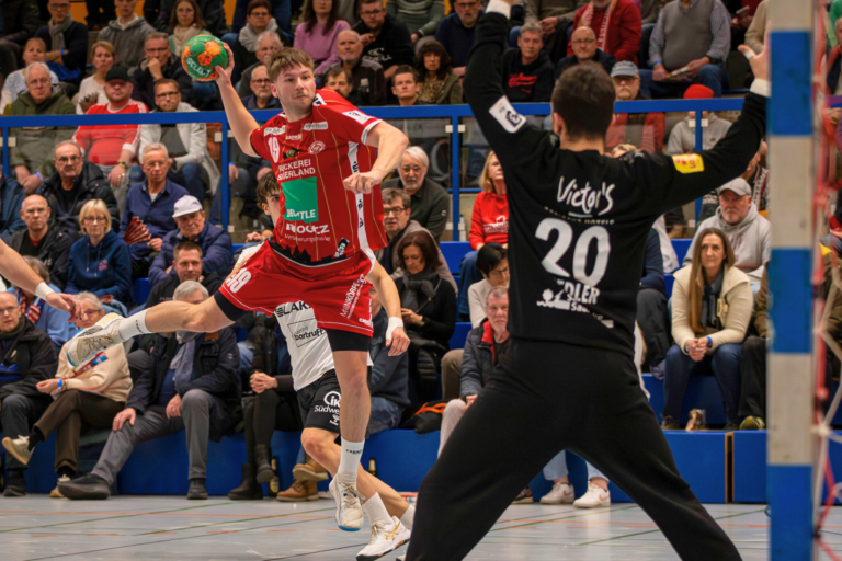 Gelnhausen mit Gala-Auftritt! TVG-Express überrollt auch Saarlouis Dieses Spiel wird man beim TV Gelnhausen noch lange in Erinnerung behalten. Die Barbarossastädter spielten sich am 17. Spieltag in der 3. Handball-Liga Süd-West gegen das Starensemble der HG Saarlouis um Ex-Nationalspieler Yves Kunkel in einen Rausch und versetzten die 850 Zuschauer in der Rudi-Lechleidner-Halle in Ekstase. Am Ende knackten die Rotweißen mit 40:28 (21:13) gegen den Tabellenvierten sogar erstmals in dieser Saison die 40-Tore-Marke. Nach dem spektakulären 28:19-Auswärtserfolg in Leutershausen bezwang man nun mit Saarlouis innerhalb einer Woche eine weitere Top-Mannschaft deutlich und festigte mit 31:3 Punkten den zweiten Tabellenplatz.