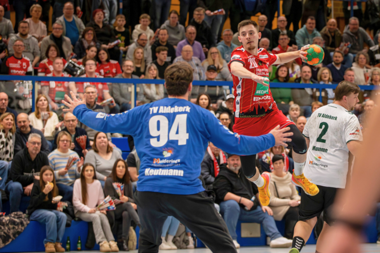Aldekerk chancenlos in Gelnhausen: TVG feiert Handballfest in der Hölle Süd Mit einer Gala-Vorstellung hat der TV Gelnhausen am Samstagabend den TV Aldekerk 07 in der heimischen Rudi-Lechleidner-Halle mit 42:24 (19:11) aus der Halle gefegt. Vor 800 begeisterten Fans lieferte der TVG eine dominante Leistung ab und ließ dem Gegner keine Chance. Mit diesem deutlichen Sieg lässt der TVG seinen Traum von der Aufstiegsrunde langsam Gestalt annehmen und bleibt souverän auf dem zweiten Tabellenplatz der 3. Handball-Liga Süd-West.