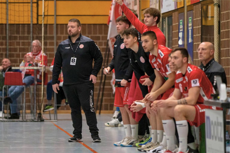 Derby-Kracher im Rodgau – TVG bereit für das Nachbarschaftsduell Der 21. Spieltag der 3. Handball-Liga Süd-West hält ein echtes Highlight bereit: Der TV Gelnhausen trifft im Auswärtsderby auf die HSG Rodgau Nieder-Roden. Anwurf ist am Samstagabend um 19.30 Uhr in der RODAUSTROM Sportarena in Rodgau. Während der TVG als Tabellenzweiter mit 37:3 Punkten weiterhin Kurs in Richtung Aufstiegsrunde nimmt, will die HSG Rodgau Nieder-Roden als Tabellenachter (20:20 Punkte) ihren Platz in der oberen Tabellenhälfte festigen und weiter nach oben klettern. Die Zuschauer dürfen sich auf eine hart umkämpfte Partie freuen, denn in den vergangenen Jahren waren die Derbys zwischen beiden Teams stets intensive Duelle.