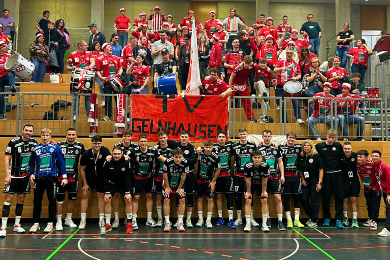 Wahnsinn in Rot-Weiß! TVG-Fans feiern trotz Niederlage in Köln Rund 100 mitgereiste Anhänger sorgen für Gänsehaut-Atmosphäre Am Ende stand zwar eine ärgerliche 31:32 (13:15)-Niederlage zu Buche, doch einmal mehr durfte sich der Handball in Gelnhausen als Gewinner fühlen. Rund 100 Fans begleiteten die Mannschaft des TV Gelnhausen zum Spitzenspiel des 25. Spieltages in der 3. Handball-Liga Süd-West nach Köln und sorgten in der mit 400 Zuschauern ausverkauften Sporthalle beim Tabellendritten Longericher SC für pure Heimspiel-Atmosphäre. Zwar mussten die Barbarossastädter gegen die Kölner erneut eine Niederlage hinnehmen, dennoch konnte sich die junge Gelnhäuser Mannschaft in einem hochklassigen Spiel von der bitteren Heimniederlage in der Hinrunde (25:40) rehabilitieren.