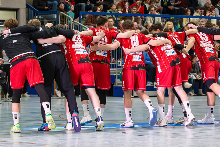 TV Gelnhausen reist mit Fan-Unterstützung zum Topspiel nach Köln Der TV Gelnhausen blickt in der 3. Handball-Liga Süd-West bisher auf eine sensationelle Saison zurück. Lediglich ein einziges Spiel ging bislang verloren – aber das hatte es in sich. Bei der 25:40-Klatsche am 9. Spieltag gegen den Longericher SC Köln in der Rudi-Lechleidner-Halle lief nahezu alles schief, was schiefgehen konnte. Bereits zur Halbzeit war die Partie entschieden. Grund genug für die leidenschaftlichen Fans der Rot-Weißen, zum Rückspiel einen Fanbus zu organisieren.