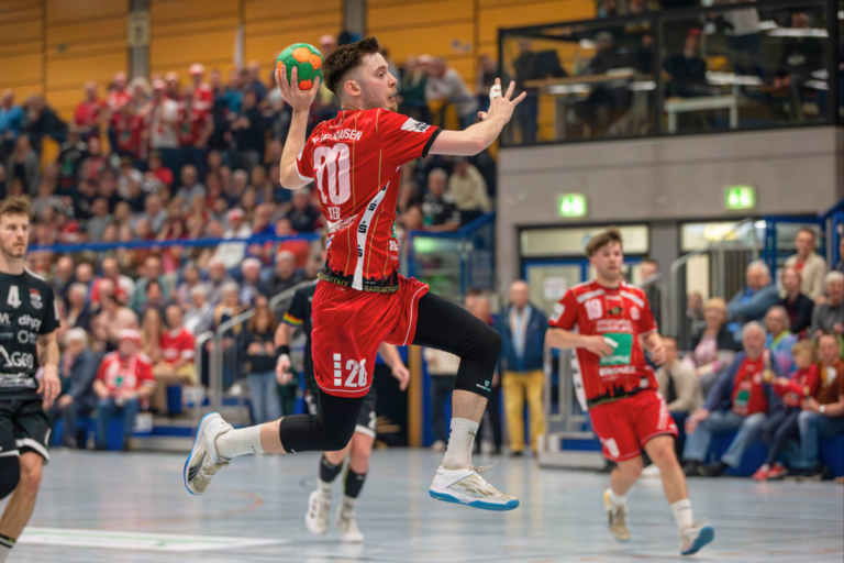 TVG feiert hart erkämpften Heimsieg gegen Opladen Defensivstärke und Malolepszy führen Gelnhausen zum Erfolg Mit einem knappen 29:28 (14:12)-Heimerfolg gegen den TuS Opladen hat der TV Gelnhausen einen weiteren wichtigen Schritt in Richtung Vizemeisterschaft der 3. Handball-Liga Süd-West gemacht. Vor 640 Zuschauern in der Rudi-Lechleidner-Halle setzte sich das Team von Cheftrainer Matthias Geiger nach einer dramatischen Schlussphase durch und baute den Vorsprung auf den Tabellendritten Longericher SC Köln auf acht Punkte aus. Vier Spieltage vor Saisonende benötigt der TVG nun nur noch einen Punkt, um den zweiten Platz endgültig zu sichern.
