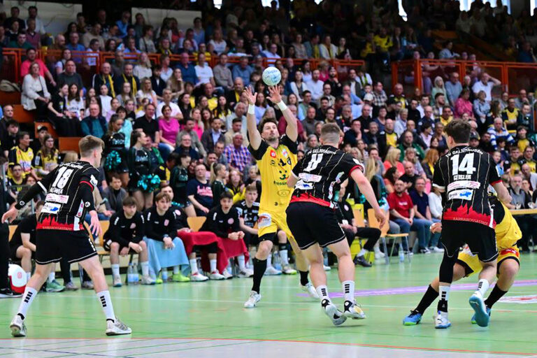 TV Gelnhausen unterliegt beim Spitzenreiter HSG Krefeld deutlich TVG verpasst vorzeitige Vizemeisterschaft Der TV Gelnhausen hat das Spitzenspiel der 3. Handball-Liga Süd-West beim souveränen Tabellenführer HSG Krefeld Niederrhein deutlich mit 24:36 (10:17) verloren. Vor der außergewöhnlichen Kulisse von 2400 Zuschauern in der ausverkauften Glockenspitzhalle konnte die junge Mannschaft von Cheftrainer Matthias Geiger dem Druck des Ligaprimus nur phasenweise standhalten. Die HSG Krefeld sicherte sich durch den Heimsieg die Meisterschaft – der TVG musste hingegen die vorzeitige Vizemeisterschaftsfeier und die damit einhergehende sichere Teilnahme an der Aufstiegsrunde zur 2. Bundesliga mindestens um eine Woche vertagen.
