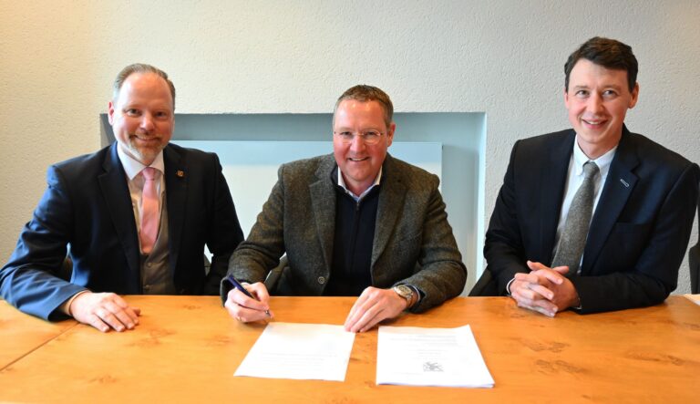 Ehemalige Joh-Immobilie wechselt den Besitzer Bürgermeister Litzinger: „Meilenstein in unserer Stadtgeschichte“ Die Weiterentwicklung der Südstadt in Gelnhausen nimmt weiter Fahrt auf: Dreh- und Angelpunkt in der Barbarossastadt ist die ehemalige Joh-Immobilie, die seit nunmehr fast 12 Jahren leer steht und seither auf eine Weiterverwendung wartet. Bisheriger Eigentümer war die Stadtentwicklungsgesellschaft Gelnhausen (SEG). Nachdem die Gremien der SEG bereits grünes Licht für den Verkauf gegeben und die Stadtverordnetenversammlung notwendige Maßnahmen, die anstehenden Baupläne betreffend, bereits auf den Weg gebracht hatten, wurde der Verkauf nun vollzogen. Neuer Eigentümer ist die Kinzighöfe GmbH, ein Unternehmen der KROPPGRUPPE.