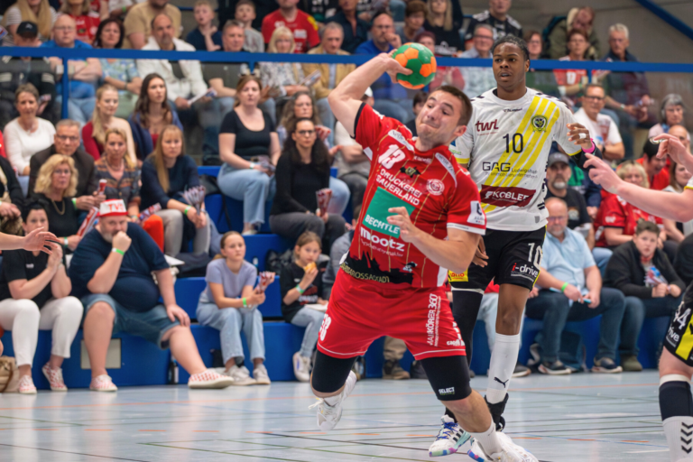 Der TV Gelnhausen hat sich mit einem echten Handballfest die längst verdiente Vizemeisterschaft in der 3. Handball-Liga Süd-West gesichert. Vor 750 begeisterten Zuschauern in der Rudi-Lechleidner-Halle fegten die Barbarossastädter den VTV Mundenheim mit 39:21 (19:7) von der Platte. Bereits am Vorabend stand durch das Remis des Longericher SC gegen die Bergischen Panther fest: Der TVG ist nicht mehr vom zweiten Platz zu verdrängen – die Teilnahme an der Aufstiegsrunde zur 2. Bundesliga ist damit endgültig perfekt!
