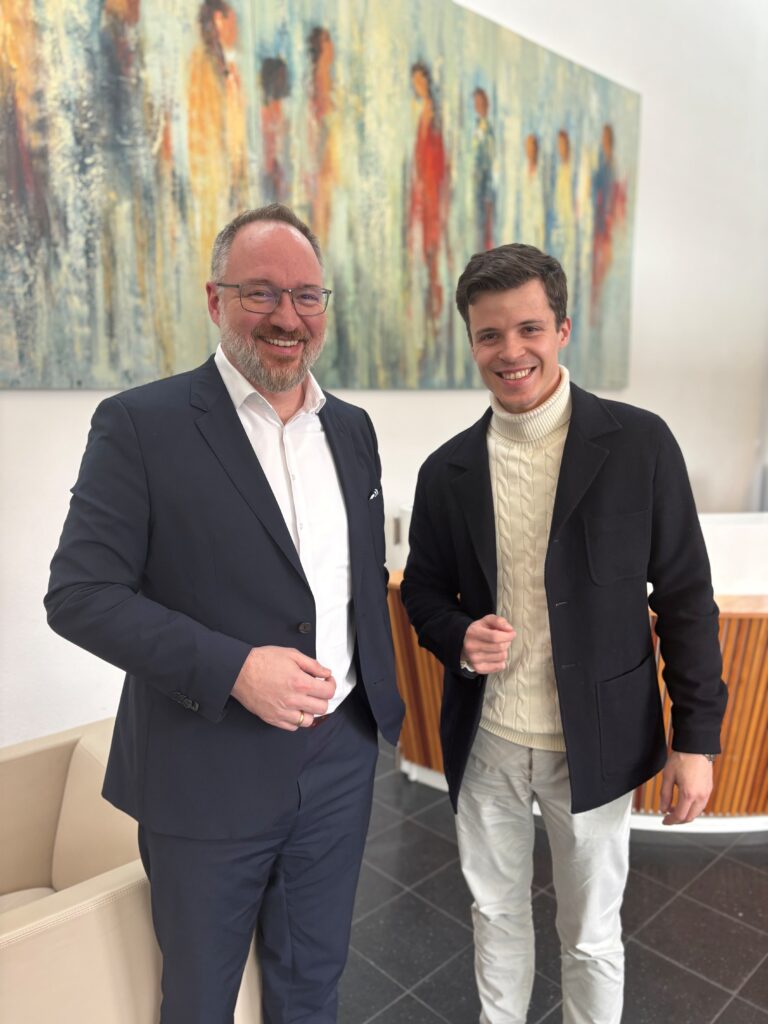 Bundestagsabgeordneter Johannes Wiegelmann im Gespräch mit Biebergemünds Bürgermeister Matthias Schmitt Der neu gewählte CDU-Bundestagsabgeordnete Johannes Wiegelmann legt großen Wert auf den regelmäßigen Austausch mit den Bürgermeistern in seinem Wahlkreis. Im Rahmen einer Reihe von Antrittsbesuchen war er jetzt bei Matthias Schmitt in Biebergemünd zu Gast. Der Rathauschef informierte Wiegelmann über aktuelle Projekte in der Spessartgemeinde. Unter anderem stellte Schmitt die Pläne für den Neubau einer Sporthalle im Ortsteil Kassel vor. Vorgesehen ist eine Zwei-Feld-Halle, von der sowohl die Schülerinnen und Schülern der nahegelegenen Alteburg-Schule, als auch die heimischen Vereine profitieren sollen. Weitere Nebenräume sollen über die sportliche Nutzung hinaus einen Mehrwert für alle bieten. Der Main-Kinzig-Kreis als Schulträger sowie Steffen Strauß als privater Investor unterstützen das Projekt finanziell.