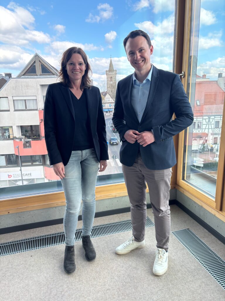 Förderprogramme vereinfachen, Planungszeiträume verkürzen Bundestagsabgeordneter Pascal Reddig im Gespräch mit der Bruchköbeler Bürgermeisterin Sylvia Braun Zu einem Antrittsbesuch hat sich der neu gewählte CDU-Bundestagsabgeordnete Pascal Reddig mit der Bruchköbeler Bürgermeisterin Sylvia Braun (FDP) getroffen. Der direkte Austausch mit der kommunalen Ebene liegt Reddig - selbst seit vielen Jahren kommunalpolitisch aktiv - am Herzen. Als Sprachrohr für die Region will er Projekte in seinem Wahlkreis auf Bundesebene positiv begleiten.