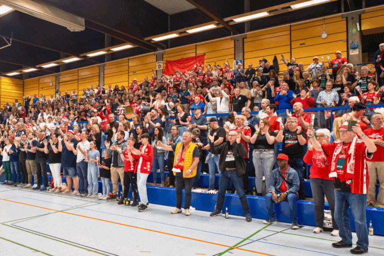Alle Infos zum Vorverkauf: TVG empfängt Eintracht Hildesheim zum Aufstiegsrundenspiel! Die Handball-Euphorie in Gelnhausen ist auf dem Höhepunkt: Nach einer herausragenden Saison startet der TV Gelnhausen in die Aufstiegsrunde zur 2. Bundesliga. Am 17. Mai steigt das Hinspiel gegen den HC Eintracht Hildesheim in der Rudi-Lechleidner-Halle. Damit alle Fans bestmöglich planen können, haben wir hier die wichtigsten Informationen zum Ticketverkauf zusammengestellt. Spieltermine: Heimspiel: Samstag, 17. Mai 2024, um 19:30 Uhr in der Rudi-Lechleidner-Halle Rückspiel: Sonntag, 25. Mai 2024, um 17:00 Uhr in Hildesheim Sollte sich der TVG durchsetzen, erwartet uns ein weiteres Heimspiel am 31. Mai/1. Juni oder am 8./9. Juni.