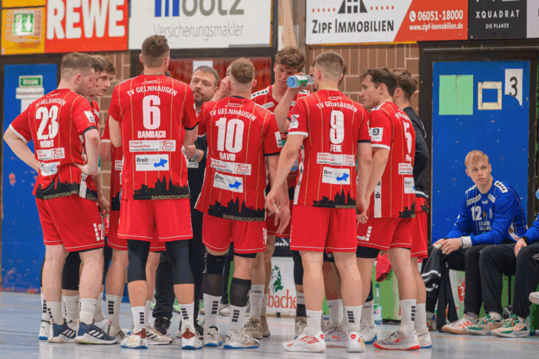 Letzter Stopp vor der Aufstiegsrunde: TVG zu Gast bei den Bergischen Panthern Am Samstag um 18 Uhr steht für den TV Gelnhausen der letzte Spieltag in der regulären Saison der 3. Handball-Liga Süd-West auf dem Programm. Zum Abschluss der Hauptrunde reist das Team von Cheftrainer Matthias Geiger zu den Bergischen Panthern nach Burscheid. Gespielt wird in der Max-Siebold-Halle. Auch wenn der TVG den zweiten Tabellenplatz bereits sicher hat, soll das Spiel keineswegs zur Pflichtaufgabe verkommen – die Mannschaft will alles geben, um auch das letzte Spiel der regulären Saison zu gewinnen und sich dadurch auch auf die kommende Aufstiegsrunde zur 2. Bundesliga vorbereiten. Zumal der TV Gelnhausen mit mächtig Rückenwind die Reise ins Bergische Land antritt. Der hoch emotionale Derbysieg gegen die HSG Hanau in einer pickpacke vollen Rudi-Lechleidner-Halle wirkt immer noch nach. Trotz aller Euphorie mahnt Cheftrainer Geiger vor dem letzten Spiel: „Wir hatt