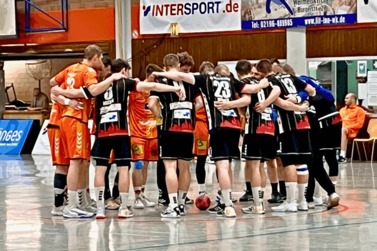 Der TV Gelnhausen hat sich mit einem überzeugenden Auswärtssieg bei den Bergischen Panthern aus der regulären Saison der 3. Handball-Liga Süd-West verabschiedet und sich dabei Rückenwind für die kommende Aufstiegsrunde geholt. Am 30. Spieltag gewann das Team von Cheftrainer Matthias Geiger deutlich mit 38:24 (20:11) und zeigte dabei eine durchweg konzentrierte Leistung. In der Max-Siebold-Halle in Burscheid vor 250 Zuschauern ließ der TVG zu keiner Zeit Zweifel daran, wer als Sieger vom Feld gehen würde. Die Barbarossastädter waren vom Anpfiff an voll da. Bereits nach vier Minuten traf Silas Altwein zur 3:0-Führung – der erste kleine Fingerzeig in Richtung eines dominanten Auftritts. Auch in der Folge kontrollierte der TVG das Spielgeschehen. Zwar konnten die Gastgeber den Abstand zunächst halten, sodass es nach 12 Minuten 8:5 für den TVG stand, doch dann zog Gelnhausen mit einem 5:0-Lauf davon und Fynn Broßmann traf in der 19. Minute zum 13:5. De