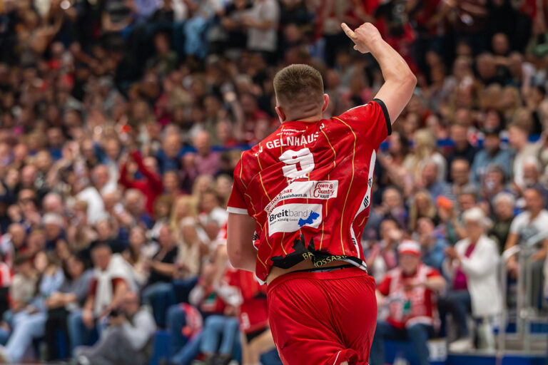 Nur noch Stehplätze für den Aufstiegskracher gegen Hildesheim verfügbar Das Spiel des Jahres wirft seine Schatten voraus: Wenn am 17. Mai um 19.30 Uhr der TV Gelnhausen in der Aufstiegsrunde zur 2. Handball-Bundesliga den HC Eintracht Hildesheim empfängt, hält die ganze Stadt den Atem an – und die Rudi-Lechleidner-Halle wird aus allen Nähten platzen. Als die Barbarossastädter am vergangenen Dienstag um 8 Uhr den offiziellen Ticketverkauf starteten, waren bereits nach 15 Minuten über 500 Karten vergriffen. Inzwischen sind alle Sitzplätze ausverkauft. Es sind jedoch noch einige Stehplätze verfügbar. Diese können im Online-Ticketshop über die TVG-Webseite erworben werden. Aus Hildesheim werden über 100 Gäste-Fans erwartet