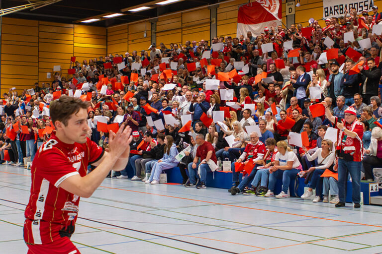 TV Gelnhausen erhält Lizenz für die 2. Bundesliga ohne Auflagen Die unabhängige Lizenzierungskommission des Handball-Bundesliga e.V. hat dem TV Gelnhausen die Lizenz für die 2. Handball-Bundesliga ohne Auflagen erteilt. Das gab der Deutsche Handballbund am 13. Mai 2025 bekannt. Im Rahmen des Lizenzierungsverfahrens wurden neben der wirtschaftlichen Leistungsfähigkeit auch rechtliche und infrastrukturelle Kriterien gemäß der Lizenzierungsordnung geprüft. „Ich bedanke mich ganz herzlich bei der Steuerberatungsgesellschaft Prediger & Partner und bei Alexander Werle von der Notar- und Rechtsanwaltskanzlei Stamm-Lauer für die professionelle Unterstützung. Ein besonderer Dank gilt unserem Manager Philip Deinet, bei dem alle Fäden der Lizenzierung zusammengelaufen sind. Er hat zuletzt unglaublich viel Arbeit investiert, damit wir die Lizenz ohne jegliche Auflage erhalten. Dass wir diesen Prozess nun erfolgreich durchlaufen haben, wird uns in Zukunft vie