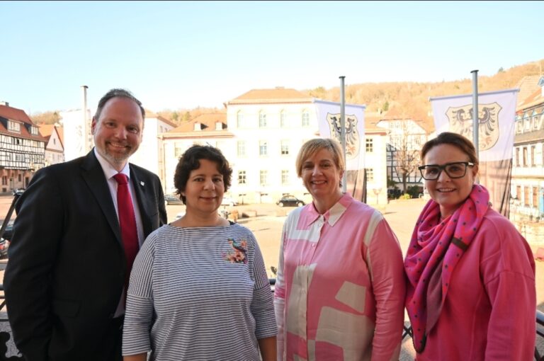 Rekordspendensumme beim größten Adventskalender der Region eingesammelt 6.150 Euro für wohltätige Zwecke in Gelnhausen Der größte Adventskalender der Region in Gelnhausen zählt in der Weihnachtszeit zu den Highlights im Main-Kinzig-Kreis. An den Fenstern der alten Bürgerschule am Obermarkt verwandeln sich die dortigen 24 Fenster jedes Jahr zu bunten Adventskalendertürchen. Bilder gemalt von Kindern aus der Barbarossastadt, die eine Jury aus allen Einsendungen auswählt, zieren im Dezember das historische Gebäude in der Altstadt. Die ausgewählten Bilder im A4-Format werden von der Firma Günzel & Kreuzer Werbetechnik vergrößert und schließlich an den Fenstern der Bürgerschule angebracht. Täglich wird ein neues Motiv enthüllt.