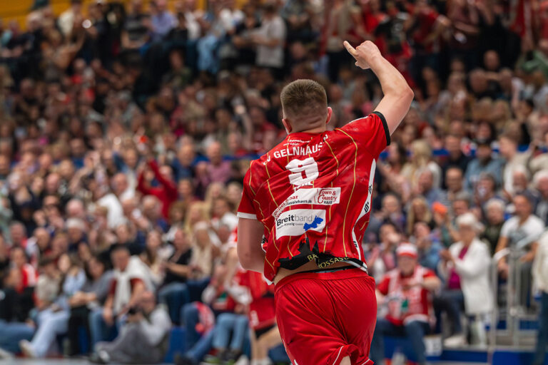 TV Gelnhausen ruft Fans zur Auswärtsfahrt nach Hildesheim auf – „Gemeinsam Geschichte schreiben!“ Gänsehaut, Emotionen, Leidenschaft – der TV Gelnhausen hat am vergangenen Samstag im Hinspiel der Aufstiegsrunde zur 2. Handball-Budnesliga mit einem dramatischen 30:27-Heimsieg gegen Eintracht Hildesheim für eine echte Sensation gesorgt. In der brodelnden Rudi-Lechleidner-Halle kämpfte das Team mit Herz und Hingabe und konnte damit das Unmögliche möglich machen: Der Traum vom Aufstieg in die 2. Handball-Bundesliga lebt! Die Ausgangslage war klar: Gelnhausen galt gegen den Favoriten aus Hildesheim als Außenseiter. Doch das Team zeigte eine beeindruckende Leistung und riss das Publikum mit. Jeder Ball wurde umkämpft, jeder Treffer frenetisch gefeiert – angepeitscht von einer mitreißenden rot-weißen Kulisse, die einmal mehr bewies, wie stark der Rückhalt in der Region ist. Nun steht das alles entscheidende Rückspiel an: Am Sonntag, den 25.
