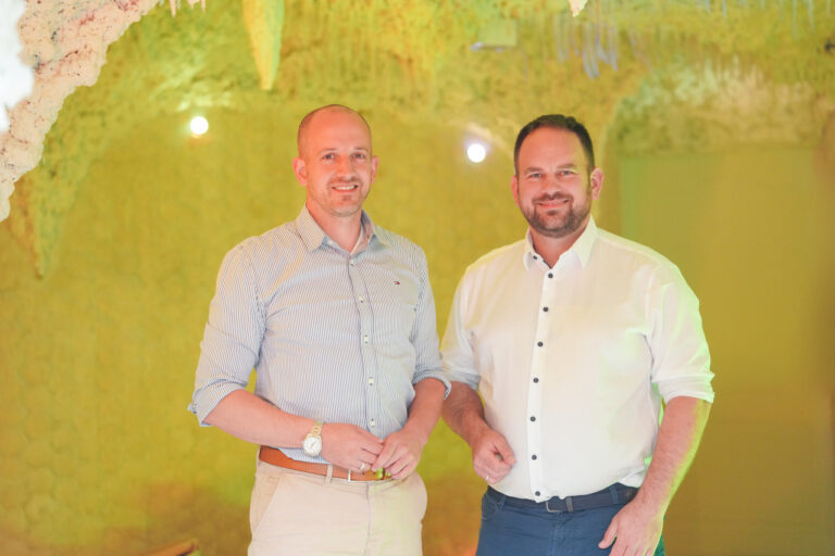 Interview mit Bürgermeister Dominik Brasch und Kurdirektor Stefan Ziegler, die den Teilneubau der Spessart Therme befürworten: Die Spessart Therme steht sinnbildlich für das, was Bad Soden-Salmünster ausmacht: Gesundheit, Erholung und touristische Attraktivität. Nach über 50 Jahren Dauerbetrieb ist klar: Die bestehende Therme kann nicht einfach so weiterbetrieben werden. Bürgermeister Dominik Brasch und Kurdirektor Stefan Ziegler berichten im Interview, wie sich die Stadt mit großem Verantwortungsbewusstsein mit unterschiedlichsten Wegen beschäftigt hat – und warum nun der Zeitpunkt für eine Grundsatzentscheidung gekommen ist.