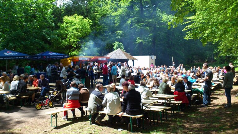Vatertag: TVG veranstaltet traditionelle Waldpartie im Gelnhäuser Stadtwald Am Donnerstag, den 29. Mai, lädt der TV Gelnhausen alle Vatertags-Ausflügler zur traditionellen Waldpartie auf dem Schulfestplatz ein. Ab 10 Uhr erwartet die Besucherinnen und Besucher im idyllischen Stadtwald nach der begeisternden Saison der Handballer ein Potpourri der guten Laune 😉