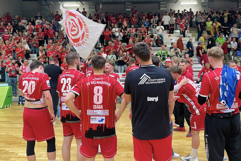Heldenhafter Kampf wird nicht belohnt! TV Gelnhausen verliert Aufstiegsthriller in Hildesheim Es war alles angerichtet für ein Handball-Drama auf allerhöchstem Drittliganiveau – und das bekamen die 2.316 Zuschauer, darunter rund 300 lautstarke Fans des TV Gelnhausen angeführt von Bürgermeister Christian Litzinger, in der Volksbank-Arena Hildesheim auch geliefert. In einem hochklassigen, intensiven und leidenschaftlichen Rückspiel musste sich der TV Gelnhausen nach großem Kampf mit 30:34 (14:15) geschlagen geben. Damit verpassten die Barbarossastädter zwar das Finale der Aufstiegsrunde zur 2. Bundesliga um gerade einmal ein Tor im Gesamtvergleich (60:61), eroberten aber wieder einmal die Herzen der Fans im Sturm, die ihre Mannschaft noch minutenlang nach Abpfiff feierten, als hätte man gerade die Champions League gewonnen. Damit geht eine Saison zu Ende, mit der vorher niemand gerechnet hatte. Die junge Gelnhäuser Mannschaft spielte sich über die M