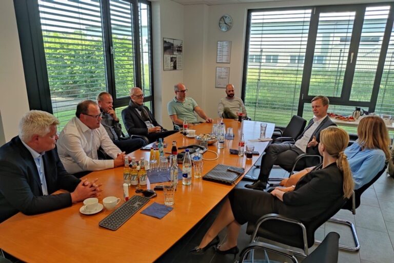 Wirtschaftsinitiative Mittelstand Main-Kinzig e.V. startet die Initiative Bürokratieabbau Mitglieder der Initiative tauschten sich mit dem Leiter der Stabstelle Entbürokratisierung der hessischen Staatskanzlei über Lösungsansätze zur Vereinfachung des Bürokratiealltags für Mittelständler aus Alle reden über Bürokratieabbau. Aber reden allein genügt nicht. Daher startet die Wirtschaftsinitiative Mittelstand Main-Kinzig e.V. die Initiative: „Bürokratieabbau – Wege zu mehr Effizienz und Wettbewerbsfähigkeit“. Die Stimmung und die Wettbewerbsfähigkeit in der Wirtschaft hängen besonders vom Abbau der zunehmenden Bürokratisierung und Regulierung durch den Staat ab. Dies trifft besonders auf den Mittelstand zu.