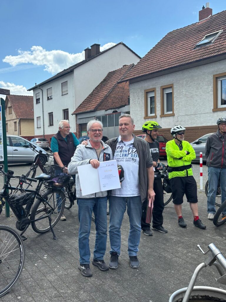 Dieses Jahr nimmt die Gemeinde Hasselroth zum 5. mal an der Aktion Stadtradeln teil. Stadtradeln ist ein Wettbewerb, bei dem es darum geht, 21 Tage lang möglichst viele Alltagswege klimafreundlich mit dem Fahrrad zurückzulegen. Dabei ist es egal, ob man bereits jeden Tag fährt oder bisher eher selten mit dem Rad unterwegs ist. Jeder Kilometer zählt erst recht, wenn er sonst mit dem Auto zurückgelegt worden wäre.