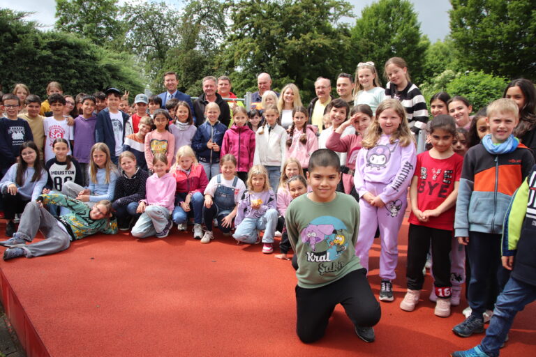 Reckanlage top saniert Kreis, Stadt, Schule und Sponsoren bringen Gerätschaften an Grundschule auf Vordermann Schlüchtern An der Bergwinkel-Grundschule in Schlüchtern gab es einen großen Grund zur Freude: Die beliebte Reckanlage am Eingang des Schulareals wurde grundhaft erneuert und sogar erweitert. Dieser Erfolg ist gleich mehreren Aktiven zu verdanken.
