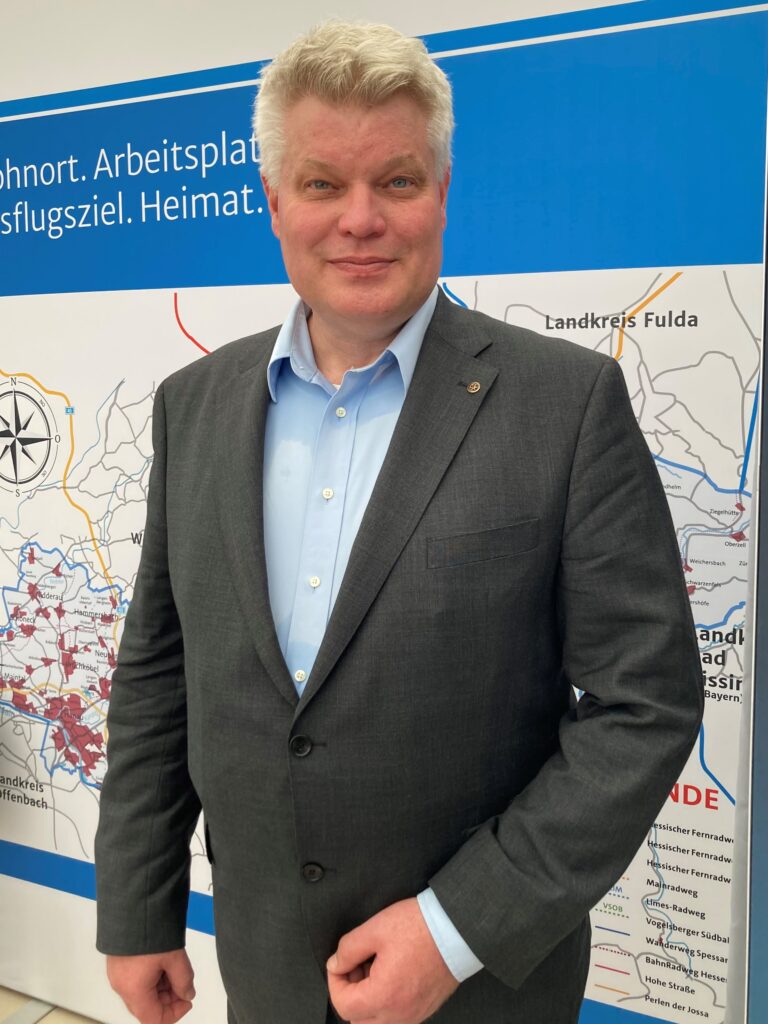 Wirtschaftsförderer Normen Kegler wirbt für Teilnahme an Forum 2030 – Kostenfreie Anmeldungen über die Website möglich Main-Kinzig-Kreis. – Um die aktuelle wirtschaftliche Lage haben sich viele Gespräche an der Messe Wächtersbach gedreht. Der Leiter der Wirtschaftsförderung des Main-Kinzig-Kreises,