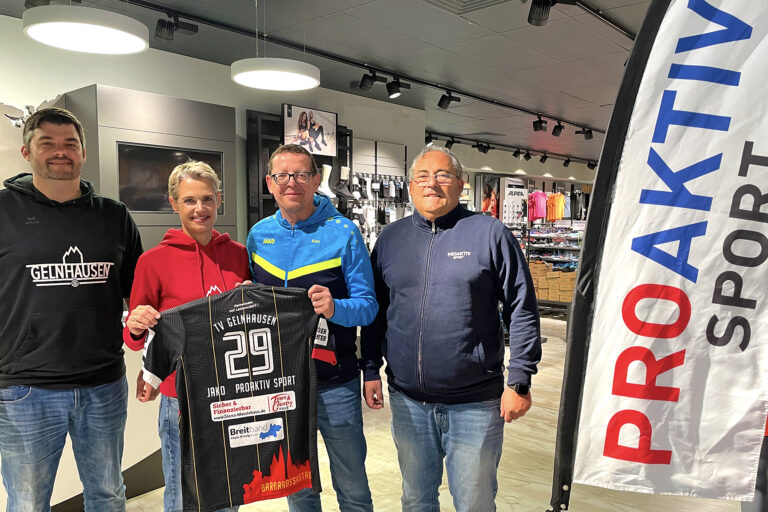 TV Gelnhausen rüstet sich neu aus: Zusammenarbeit mit JAKO und PROAKTIV Sport Der TV Gelnhausen stellt die Weichen für eine moderne, serviceorientierte und lokal verankerte Ausrüstungsstrategie – im Sinne seiner Mitglieder und mit Blick auf eine erfolgreiche sportliche Zukunft. Der Handball-Drittligist arbeitet künftig mit dem renommierten Teamsportausrüster JAKO sowie dem lokalen Fachhändler PROAKTIV Sport Gelnhausen zusammen. Die Kooperation ist zunächst auf vier Jahre bis 2029 angelegt. „Der TV Gelnhausen hat sich in den letzten Jahren großartig entwickelt und sich im Aktivenbereich in unserer Region als klare Nummer zwei hinter dem TV Großwallstadt etabliert. Wir von JAKO sind stolz, diesen Weg nun gemeinsam zu gehen – als starker und verlässlicher Partner an der Seite des TVG", sagt Alexander Hauptmann, Area Sales Manager des in Deutschland bei Mulfingen angesiedelten Teamsportausrüsters.