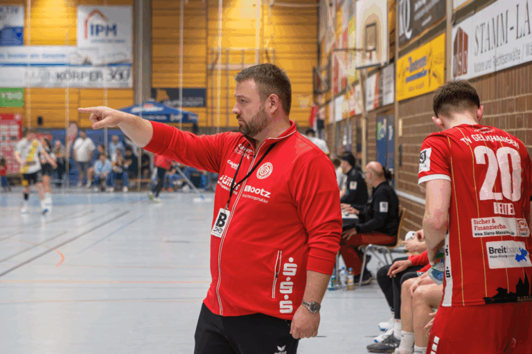 Rückblick auf ein starkes Jahr voller Wachstum, Reife und Emotionen Cheftrainer Matthias Geiger spricht im Interview über Leistung, Lehren und Leidenschaft Die Saison 2024/25 war eine der erfolgreichsten der jüngeren Vereinsgeschichte des TV Gelnhausen: Vizemeisterschaft, DHB-Pokal-Qualifikation und eine starke Aufstiegsrunde – die Mannschaft hat sportlich beeindruckt und sich auch überregional Respekt verschafft. Cheftrainer Matthias Geiger spricht im Interview über die Gründe für diesen Erfolg, die nächsten Entwicklungsschritte – und warum der Weg für den TVG gerade erst beginnt. Herr Geiger, Vizemeister, DHB-Pokal-Qualifikation und eine starke Aufstiegsrunde – mit ein bisschen Abstand, wie fällt Ihr Fazit zur Saison 2024/25 aus?