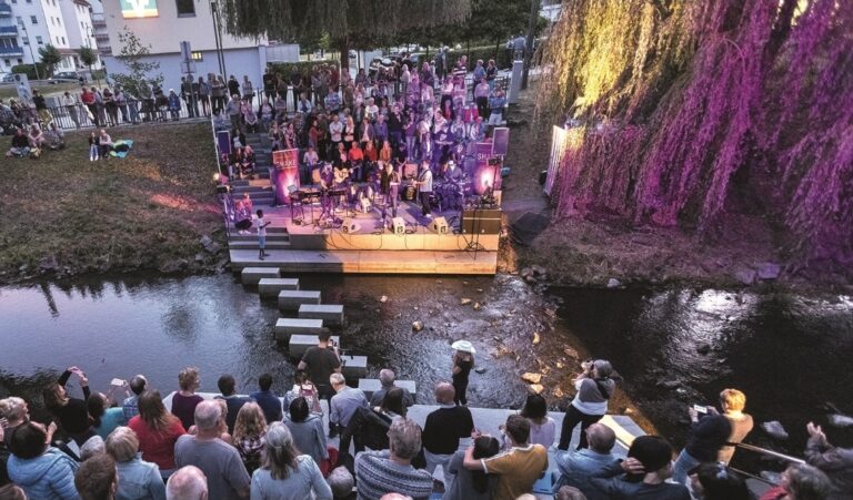 Wasserspiele Bad Soden-Salmünster – eine Woche Open-Air-Livemusik Vom 10. bis 16. Juli 2025 wird die Flussbühne in der Salz in Bad Soden-Salmünster erneut zum Schau¬¬platz des Musikevents „Wasserspiele“. Den besonderen Charme der „Wasserspiele“ macht die einmalige Location unmittelbar im Flussufer der Salz in Kombination mit dem unbändigen Spaß an der Musik der meist regionalen Musikformationen aus.
