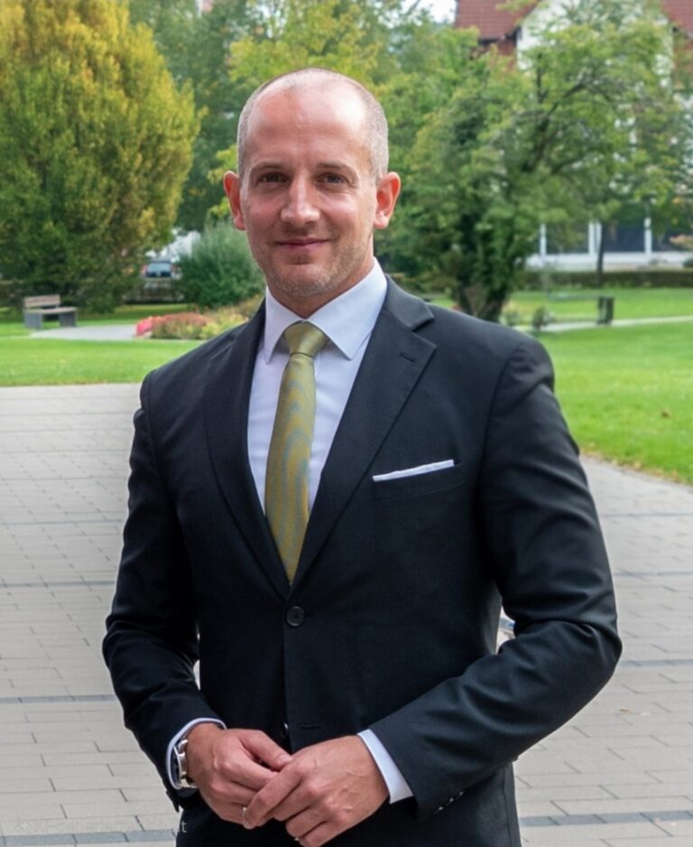 Ich schreibe diese Zeilen nicht leichtfertig. Ich schreibe sie als Bürgermeister, als Familienvater und als jemand, der Christian Litzinger persönlich kennt. Ich weiß, dass er ein engagierter Kollege ist, der sein Amt mit Ernsthaftigkeit und Verantwortung ausübt. Und gerade deshalb lasse ich es nicht unwidersprochen stehen, was ihm in den vergangenen Tagen widerfährt. Was derzeit mit Christian geschieht, ist eine öffentliche Hinrichtung mit den Mitteln des digitalen Mobs. Eine Enthemmung, eine Verrohung, ein Abgrund. Ausgangspunkt war ein Interview – ein Gespräch, in dem Christian Litzinger auf eine Frage geantwortet hat, die im späteren Video gar nicht mehr zu hören war. Übrig blieb ein isolierter Satz. Herausgerissen aus dem Zusammenhang. Verkürzt. Fehlinterpretiert. Und anschließend tausendfach geteilt, kommentiert und mit mehr als nur Empörung aufgeladen.