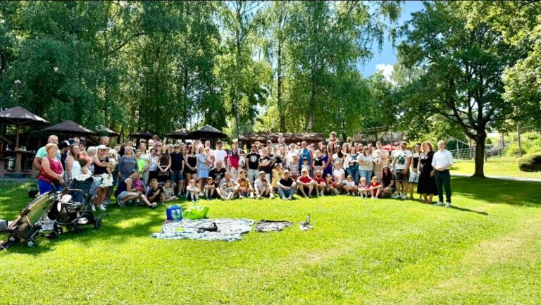 Rund 70 Familien waren zum Sommerfest in den Steinauer Erlebnispark gekommen. Das Jugendamt-Team veranstaltete das Fest bereits zum 18. Mal. Spielen, toben und lachen wie andere Kinder auch Sehr gut besuchtes Sommerfest des Jugendamts für Pflege- und Adoptivfamilien