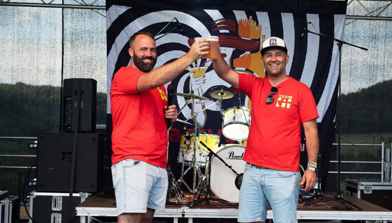 Rock am Hinkelhof 2025: Zwei Tage, zwei Bühnen, ein unvergessliches Erlebnis Hinkelhof, 07. Juli 2025 – Das Bier liegt kalt, die Gitarren sind warmgespielt und über 120 freiwillige Helfer warten bereits auf ihren Einsatz: Schon bald öffnet Schlüchterns kultiges Rockfestival „Rock am Hinkelhof“ wieder seine Türen. Am 18. und 19. Juli 2025 lädt der gemeinnützige Rock am Hinkelhof e.V. Musikliebhaber aller Altersklassen auf seine Festivalwiese ein – diese dürfen sich auf zwei Bühnen und 16 Bands freuen. Nach dem Besucherrekord von 1.700 Fans im letzten Jahr verspricht der Verein auch in 2025 ein lautes und unvergessliches Erlebnis. Musikalisch decken die ehrenamtlichen Organisatoren ein breites Spektrum ab: Auf der globalcarrier-Bühne und der Euronics Beisler-Bühne können Gäste ein Repertoire von Oldschool Rock’n’Roll über energiegeladenen Punk und Indie bis hin zu kraftvollem Metal erwarten, das keine Wünsche offenlässt