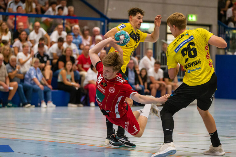 Déjà-vu im DHB-Pokal: Gelnhauen trifft erneut auf den HSC Coburg Zum Auftakt der neuen Saison erwartet den TV Gelnhausen direkt ein echter Handball-Kracher: In der 1. Runde des DHB-Pokals empfangen die Barbarossastädter den ambitionierten Zweitligisten HSC 2000 Coburg. Die Partie findet am Samstag, den 16. August um 19.30 Uhr in der Rudi-Lechleidner-Halle statt – ein emotionales Duell, das Erinnerungen weckt. Denn exakt diese Paarung gab es bereits in der 1. Pokalrunde 2023. Damals setzte sich Coburg klar mit 40:26 durch. Trotz der deutlichen Niederlage vor zwei Jahren überwiegt die Vorfreude beim TVG. „Wir freuen uns auf ein Wiedersehen mit Coburgs Geschäftsführer Jan Gorr, der ja aus unserer Region stammt. Es ist immer schön, sich wiederzusehen. Vor zwei Jahren gab es eine hohe Niederlage, aber wir wollen diesmal versuchen, Coburg vor größere Probleme zu stellen“, sagt TVG-Manager Philip Deinet.