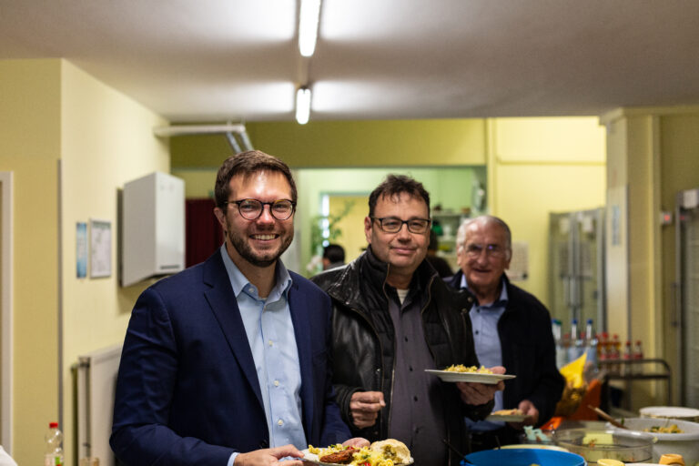Gute Stimmung beim ersten Hanauer Tafelfest Hanau. ,,Es war uns ein großes Anliegen allen Menschen die Hanauer Tafel unterstützen mit einem kleinen Fest Danke zu sagen“, nennt Jörg Mair Geschäftsführer von LICHTBLICK den Grund warum das Fest ins Leben gerufen wurde. Viele waren gekommen Spender, Sponsoren, Ehrenamtliche und auch Vertreter der Kreis- und Stadtpolitik wie der Bürgermeister Dr. Maximilian Bieri und Altlandrat Karl Eyerkaufer.