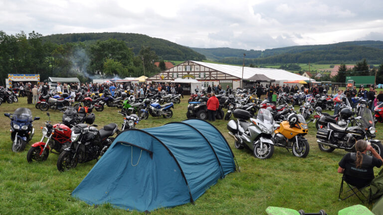 33. Motorradtreffen in Oechsen Endlich wieder August! Die perfekte Zeit für kühles Bier, laute Rockmusik und heiße Öfen. Vom 8. bis 11. August 2025, findet in der Rhön das große Bikerevent des Jahres statt: das Motorradtreffen in Oechsen.