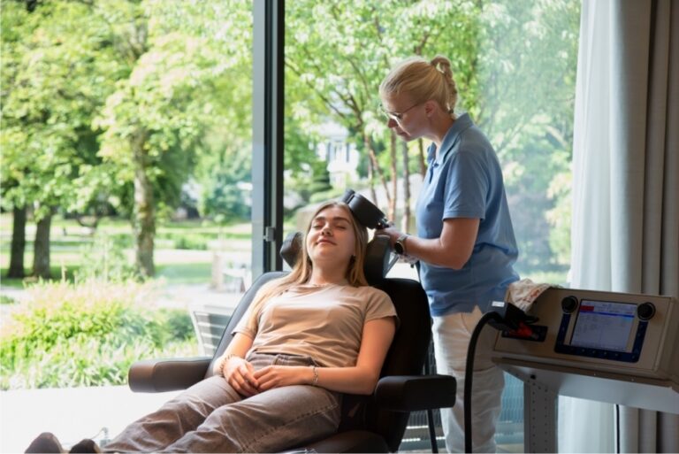 Die Standort-Initiative ALEA unterstützt die Neupositionierung Bad Orbs als Medizin- und Gesundheitsstandort. Das neue Badehaus BALNOVA mit Diagnostik- und Physiozentrum schließt eine Versorgungslücke. Um das Profil als Medizin- und Gesundheitsstandort weiter zu stärken, öffnet das HOUSE OF MEDICAL EXPERTS (HOME) im Strauss Firmenstandort ALEA RESORT jetzt auch erstmals für die Öffentlichkeit. Das Behandlungsspektrum wird dabei um eine hochmoderne, medikamentenfreie Therapieform erweitert: die repetitive transkranielle Magnetstimulation (rTMS).