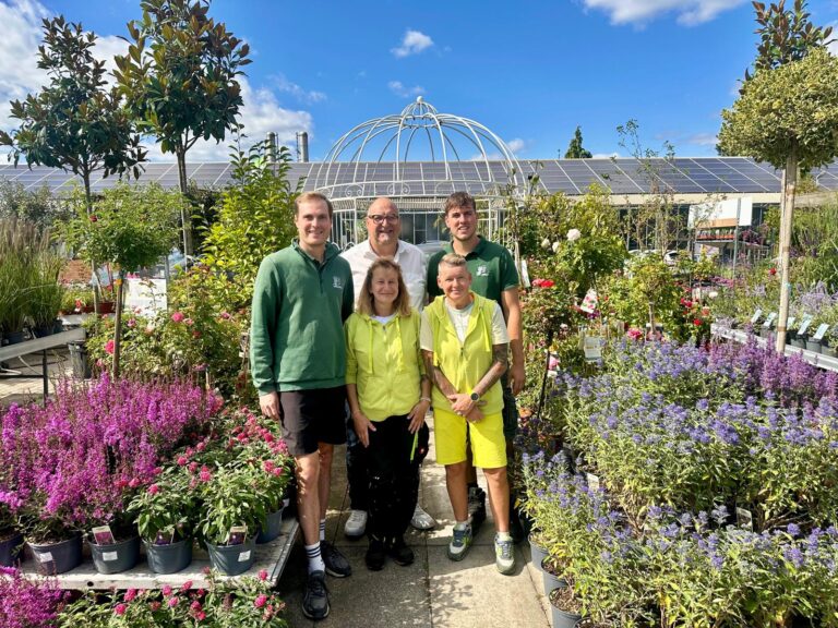 Pflanzen- und Blumenspenden der Gärtnerei Kitzinger bereichern das Jubiläumsfest in Rodenbach Dank der großzügigen Unterstützung der Gärtnerei Kitzinger, wird das bevorstehende Jubiläumsfest der Gemeinde Rodenbach mit einer beeindruckenden Spende an Pflanzen und Blumen noch farbenfroher. Neben Pflanzen für den Bauhof, stellt die örtliche Gärtnerei den teilnehmenden Höfen während des Dorffestes vom 29. – 31. August 2025 im historischen Ortskern von Niederrodenbach kostenlos Stauden und Topfpflanzen zur Verfügung. „Diese Geste trägt maßgeblich zu einer festlichen Atmosphäre und zu einem grünen Ambiente während unserer 1000 Jahr-Feier bei“, so Rodenbachs Bürgermeister Klaus Schejna bei einem gemeinsamen Vor-Ort-Termin mit dem Bauhof.